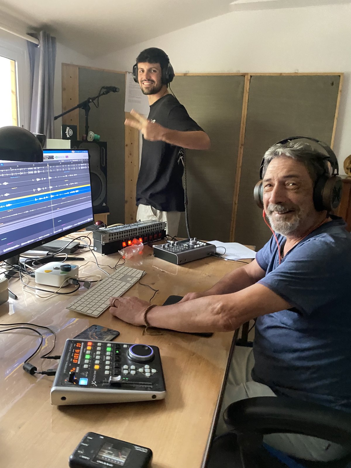 Jose treballant amb un cantant durant una sessió de gravació