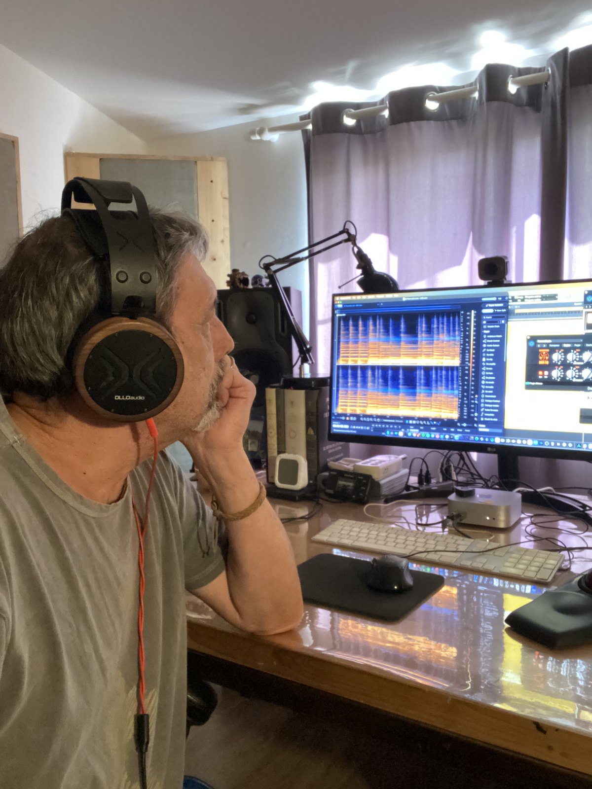 Jose escoltant amb auriculars a l’estudi