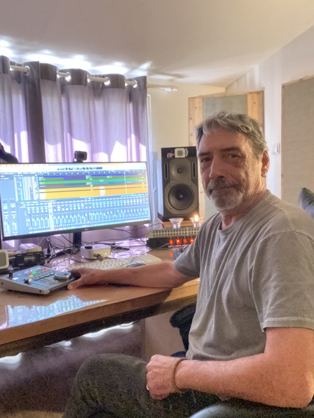 Jose al seu estudi amb una sessió de mescla a Logic Pro